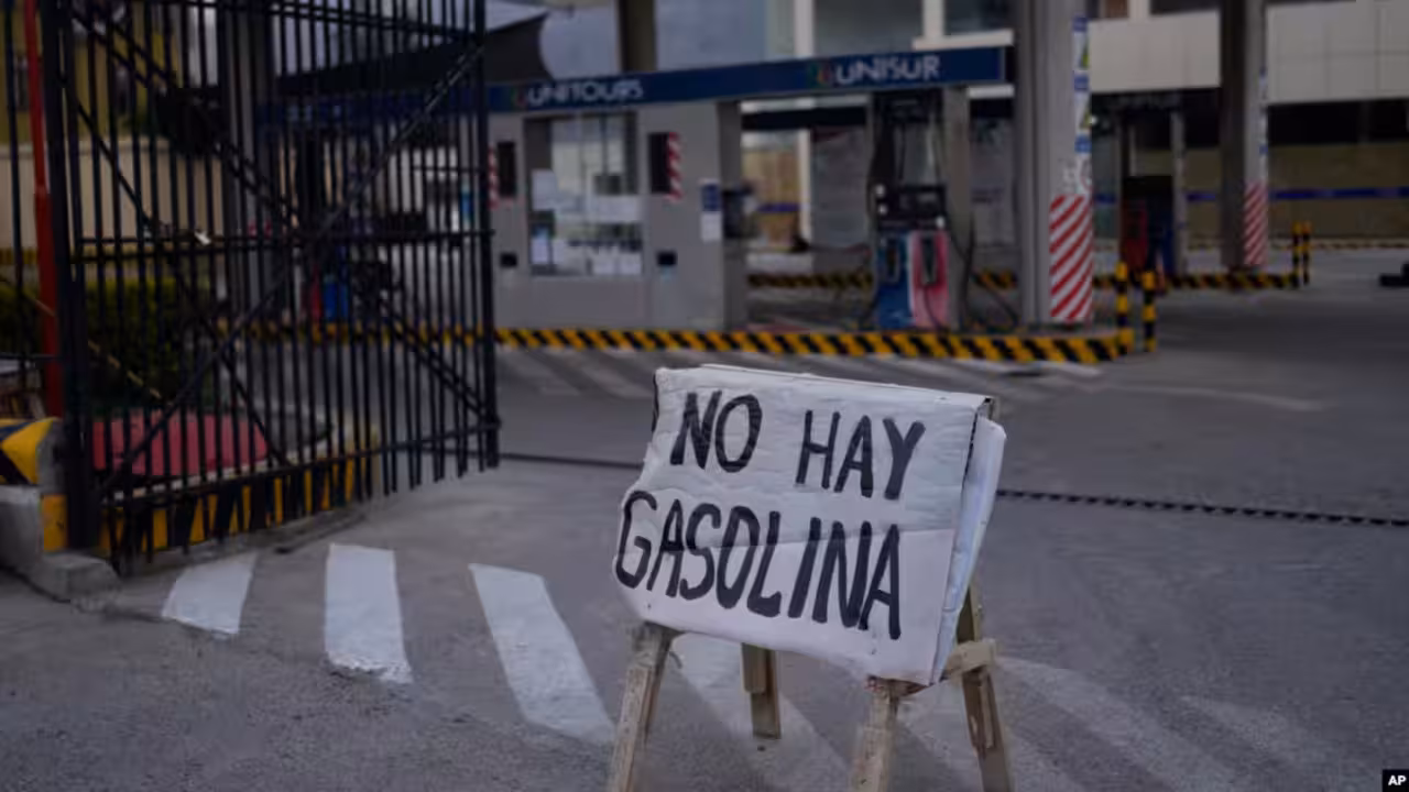21 de octubre de 2024. La Paz, Bolivia. Un cartel dice: "No hay gasolina" en una estaci&oacute;n de combustible debido a la crisis energ&eacute;tica que atraviesa el pa&iacute;s. Foto. Redes sociales.