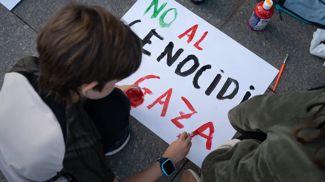 Un ni&ntilde;o pinta un folio durante una manifestaci&oacute;n en apoyo al pueblo palestino - David Zorrakino / Europa Press / ContactoPhoto