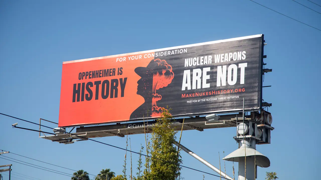 8 de marzo de 2024, Los &Aacute;ngeles, California, Estados Unidos: Cartelera de la campa&ntilde;a "Hagamos Historia de las Armas Nucleares", financiada por la Iniciativa contra la Amenaza Nuclear (NTI). Cr&eacute;dito: Ringo Chiu / Zuma Press / ContactoPhoto