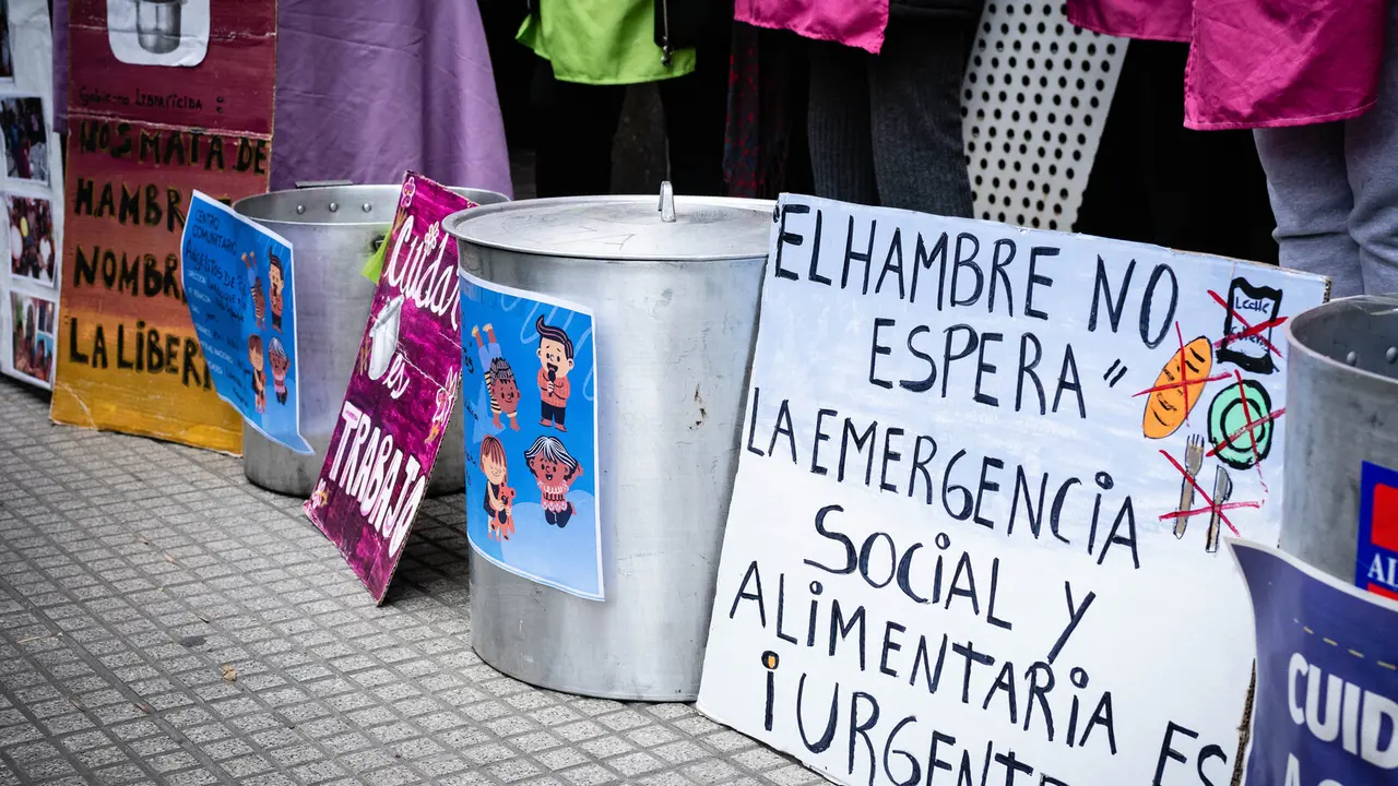 23 de mayo de 2024, Buenos Aires, Argentina: Cocineros de comedores populares protestan frente al Ministerio de Capital Humano, para exigir ayuda alimentaria para los pobres mientras la creciente inflaci&oacute;n y las medidas de austeridad del presidente Milei entran en vigor. Cr&eacute;dito: Paula Acunzo / Zuma Press / ContactoPhoto