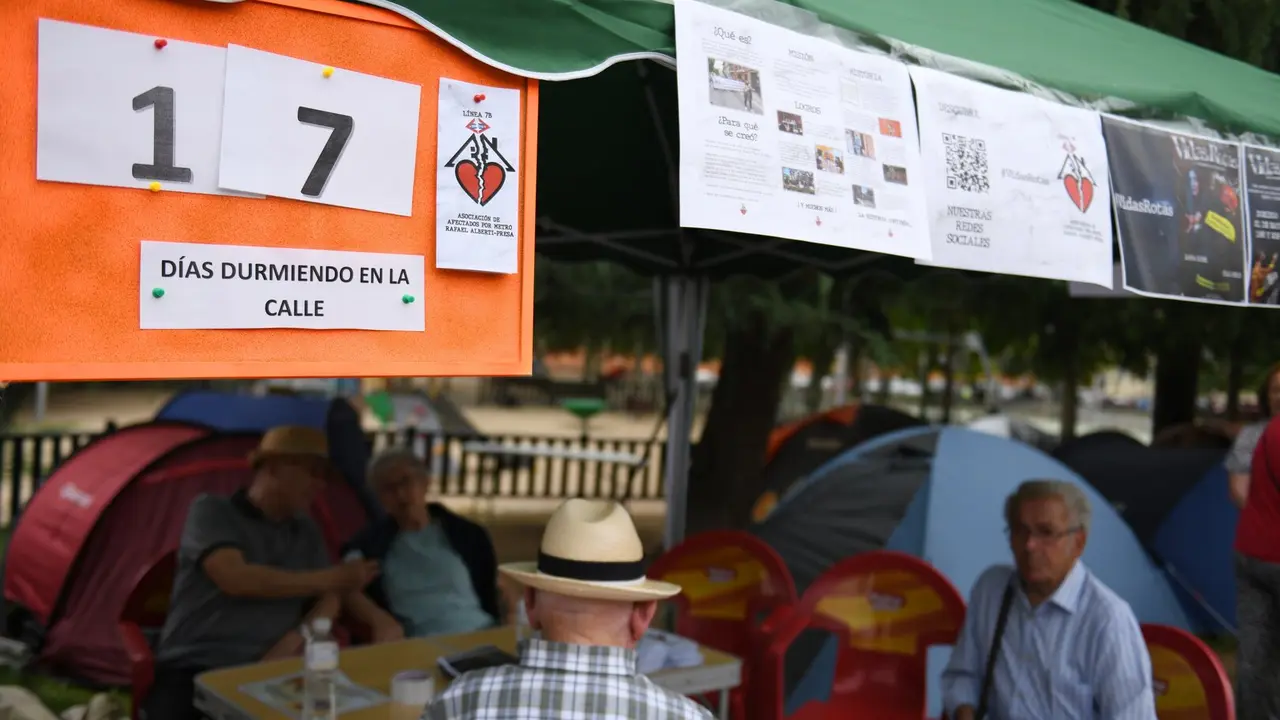 Vecinos en tiendas de campa&ntilde;a cuentan los d&iacute;as que llevan durmiendo en la calle. La ministra de Igualdad, Irene Montero y la portavoz de Podemos y candidata a la Presidencia de la Comunidad de Madrid, Alejandra Jacinto visitan a los afectados por las obras de la l&iacute;nea 7B de Metro de San Fernando de Henares, a 29 de abril de 2023, en Madrid (Espa&ntilde;a). La plataforma de afectados por las obras de ampliaci&oacute;n de la l&iacute;nea 7B del Metro de Madrid llevan 15 a&ntilde;os denunciando los derrumbes y desalojos provocados por estas obras. Indican que la Comunidad de Madrid anunci&oacute; que indemnizar&aacute; a los afectados por las obras de la l&iacute;nea 7B de Metro con m&aacute;s de siete millones de euros. Los habitantes que han tenido que abandonar sus hogares han sido realojados por la administraci&oacute;n regional en pisos y apartahoteles.
Fecha: 29/04/2023. leer menos

Foto de archivo

Firma: Fernando S&aacute;nchez / Europa Press