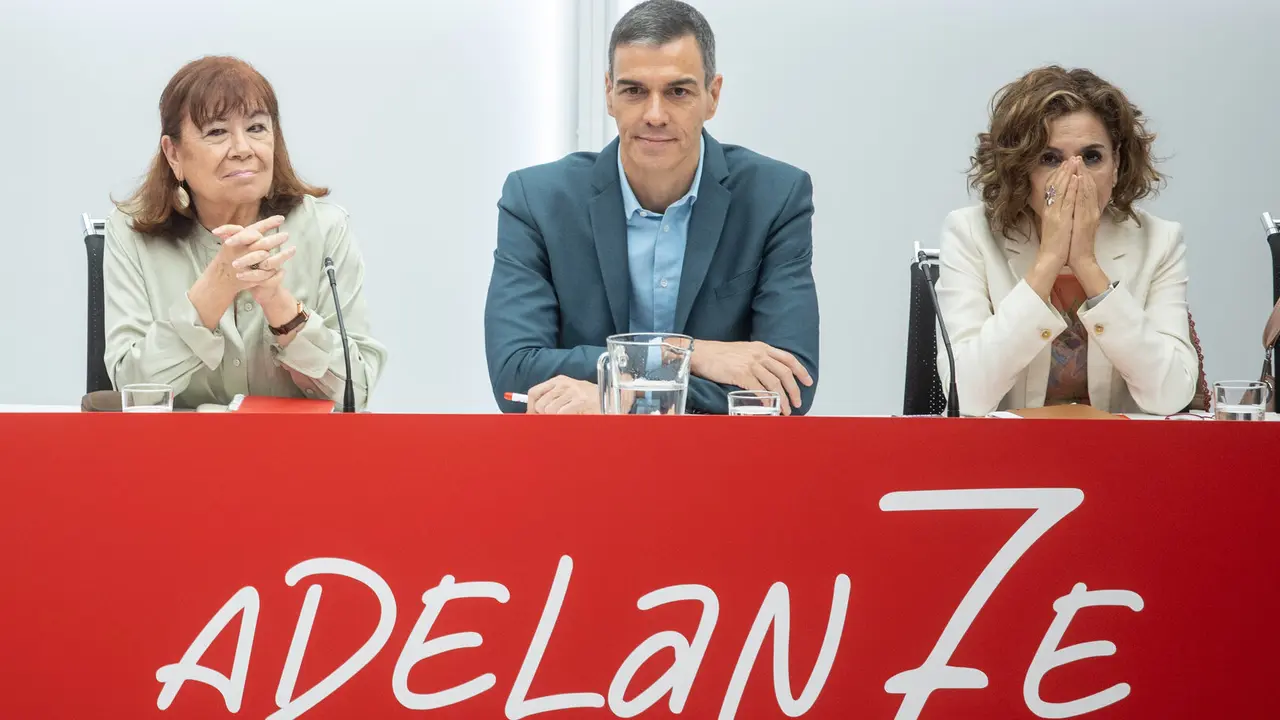 Pedro S&aacute;nchez junto a la presidenta del PSOE, Cristina Narbona, y la vicepresidenta del Gobierno y  vicesecretaria general del PSOE, Mar&iacute;a Jes&uacute;s Montero - Alejandro Mart&iacute;nez V&eacute;lez / Europa Press