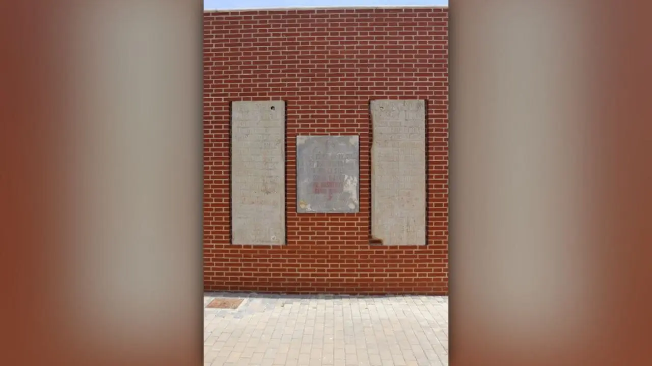 Placas franquistas en el cementerio de Benifai&oacute; (Valencia) - Patricia Canet, presidenta de la Asociaci&oacute;n de familiares de v&iacute;ctimas del franquismo de la fosa com&uacute;n 146 de Paterna