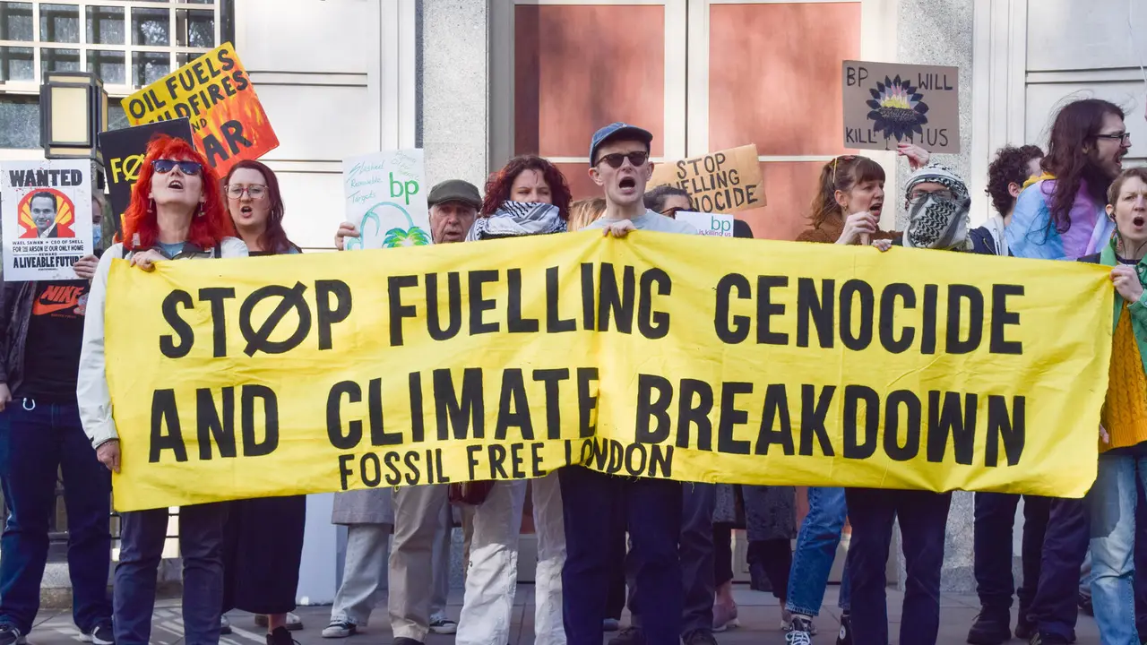 Protesta de activistas de Fossil Free London y Energy Embargo for Palestine con motivo de la asamblea anual de accionistas de BP, Londres, 16 de abril de 2025 - Vuk Valcic / Zuma Press / ContactoPhoto