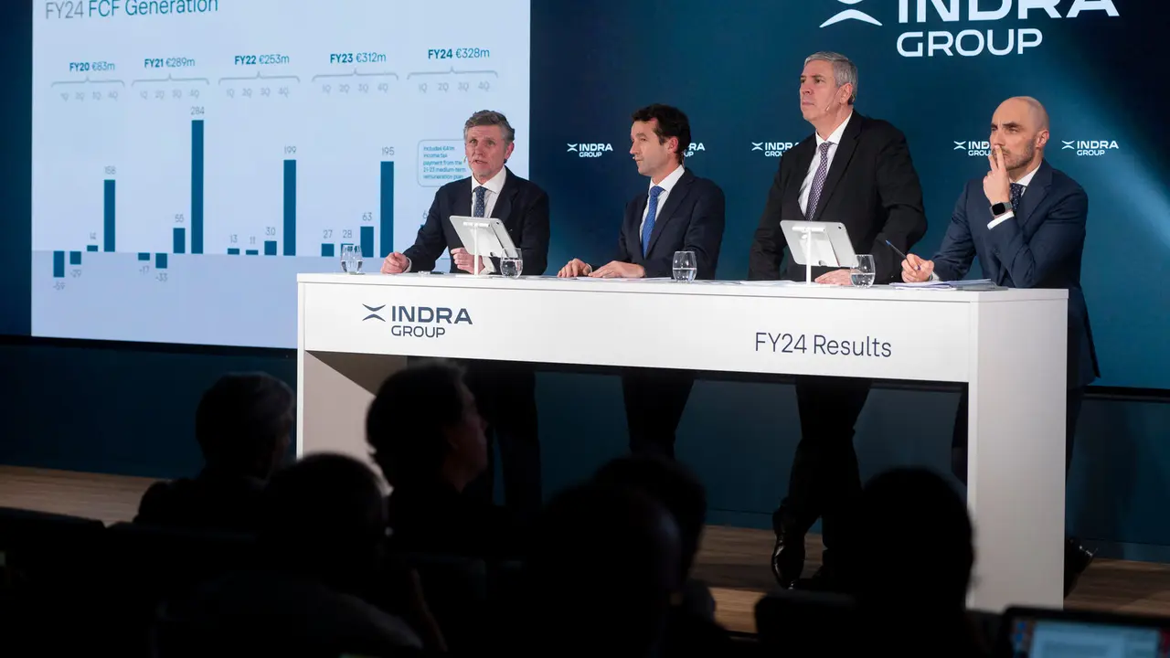 (I-D) El director general financiero de Indra Group, Miguel Forteza; el presidente de Indra Group, &Aacute;ngel Escribano; el consejero delegado de Indra Group, Jos&eacute; Vicente de los Mozos, y el consejero ejecutivo de Indra Sistemas, Luis Abril - Alberto Ortega / Europa Press