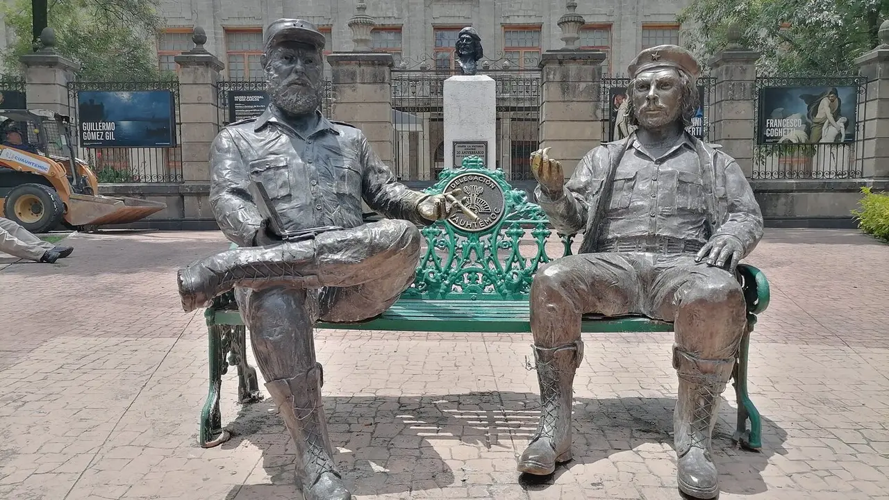 Autoridades de la alcald&iacute;a Cuauht&eacute;moc retiraron el pasado mi&eacute;rcoles 16 de julio las esculturas de de bronce de Fidel Castro y Ernesto Che Guevara que se encontraban en una banca del parque de la colonia Tabacalera - CORTES&Iacute;A ALCALD&Iacute;A CUAUHT&Eacute;MOC/CUARTOSCURO.COM