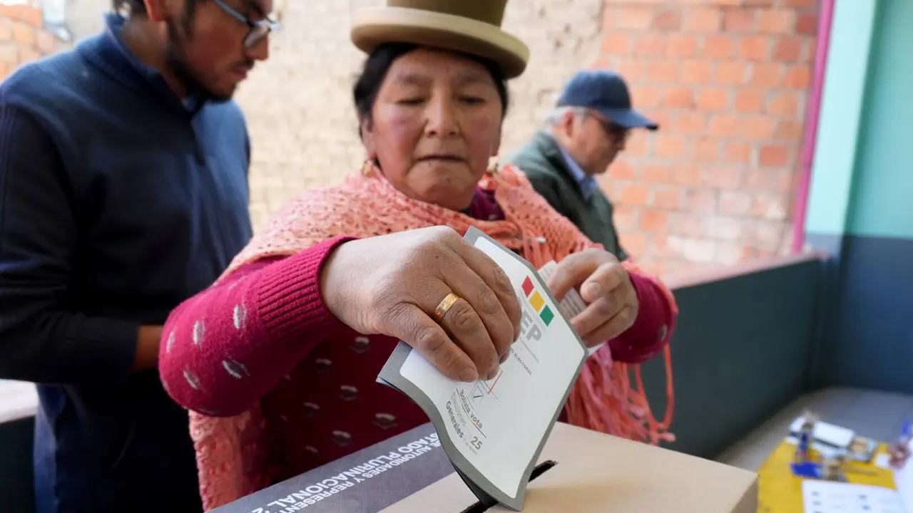 La Paz, Bolivia. 18 de agosto de 2025 -- Una votante emite su voto en un colegio electoral para las elecciones presidenciales del domingo.
Cr&eacute;dito: Javier Mamani / Xinhua News / ContactoPhoto