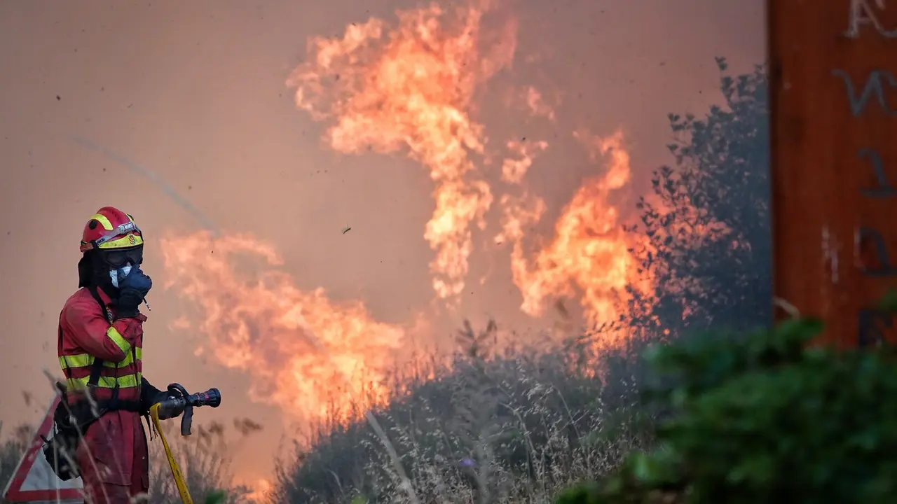 Un bombero trata de apagar el fuego, Anllarinos del Sil, Le&oacute;n, Castilla y Le&oacute;n, agosto 2025 - Xuan Cueto / Europa Press