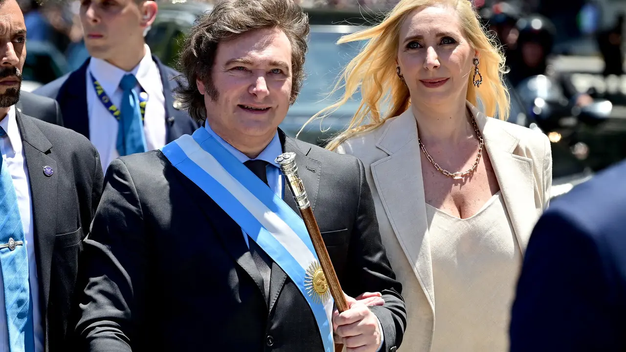El presidente de Argentina, Javier Milei y su hermana Karina Milei llegan a la Casa Rosada en Buenos Aires, Diciembre de 2023. Foto: German Adrasti / Xinhua News / ContactoPhoto
