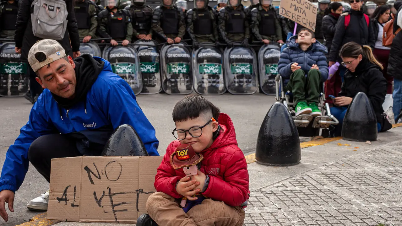 5 de agosto de 2025, Buenos Aires, Argentina: Un grupo de personas con discapacidad, junto a profesionales, diversas organizaciones e instituciones, protestan contra el veto presidencial a la Ley de Emergencia de Discapacidad.  Cr&eacute;dito: Roberto Almeida Aveledo / Zuma Press / ContactoPhoto