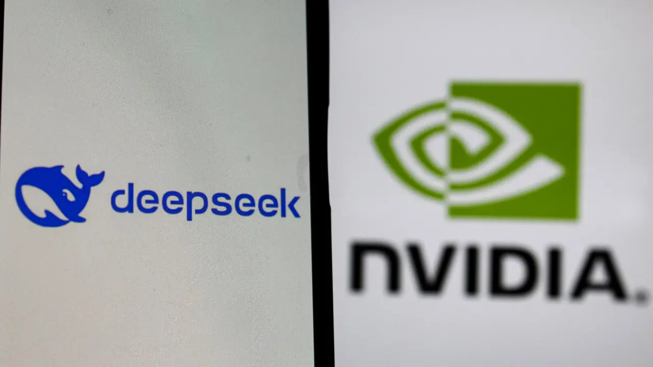 26 de marzo de 2025, Indonesia: En esta ilustraci&oacute;n fotogr&aacute;fica, el logotipo de DeepSeek se muestra en la pantalla de un tel&eacute;fono m&oacute;vil frente a una pantalla de computadora que muestra la imagen del logotipo de NVIDIA, mientras la empresa desarrolla sus sistemas de inteligencia artificial. Cr&eacute;dito: Algi Febri Sugita / Zuma Press /