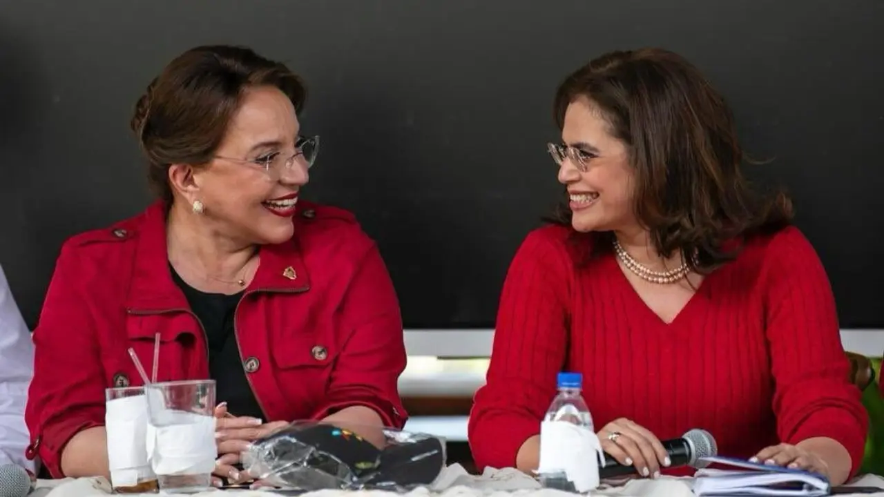 Presidenta de Hondura, Xiomara Castro (izq) junto a Rixi Moncada, ex secretaria de Defensa y candidata oficial de LIBREE a las elecciones presidenciales de Honduras en noviembre 2025.