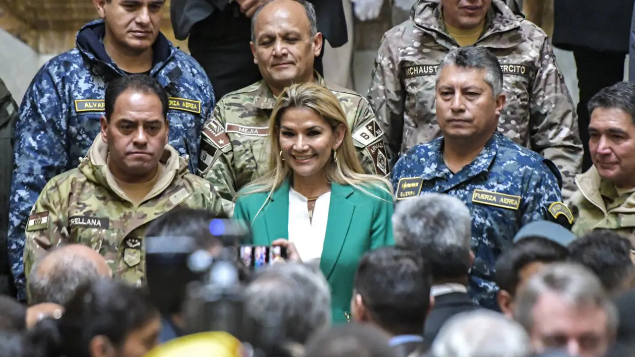 22 de enero de 2020, La Paz, Bolivia: Jeanine A&ntilde;ez posa para fotograf&iacute;as con oficiales del Ej&eacute;rcito despu&eacute;s del golpe de Estado al presidente electo Evo Morales. Cr&eacute;dito: Christian Lombardi / Zuma Press / ContactoPhoto