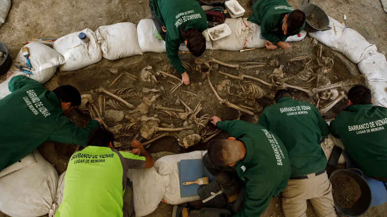 Trabajadores durante la excavaci&oacute;n de la fosa com&uacute;n en V&iacute;znar, Granada - &Aacute;lex C&aacute;mara / Europa Press / ContactoPhoto