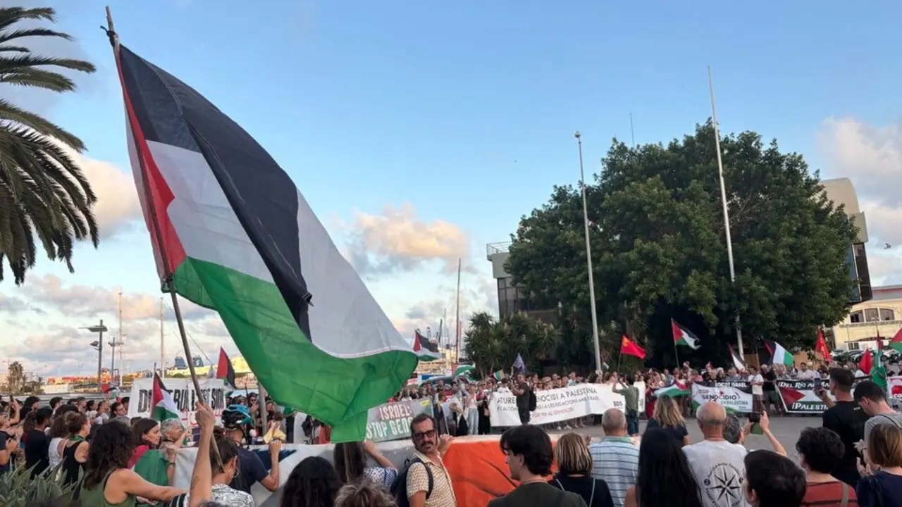 Protesta en el puerto de Val&egrave;ncia por la llegada del buque Nysted Maersk - Raquel Jim&eacute;nez