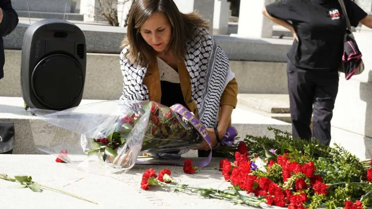 La secretaria general de Podemos, Ione Belarra en el acto homenaje por el 50 aniversario de los &uacute;ltimos fusilados, celebrado este s&aacute;bado en el Cementerio de la Almudena - Dani Gago