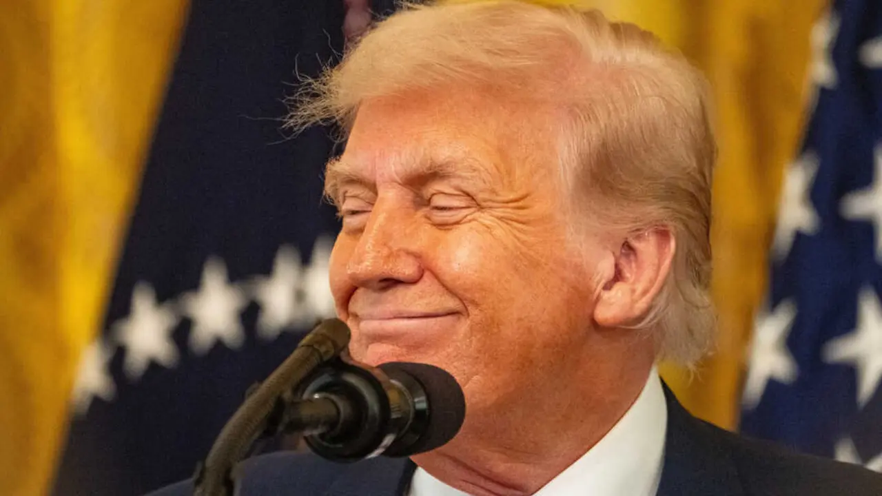 18 de julio de 2025, Washington, Distrito de Columbia, EE. UU.: El presidente DONALD TRUMP firma la Ley GENIUS. Este proyecto de ley regular&aacute; las monedas estables y represent&oacute; una importante victoria para la industria de los activos digitales. Cr&eacute;dito: Andrew Leyden / Zuma Press / ContactoPhoto