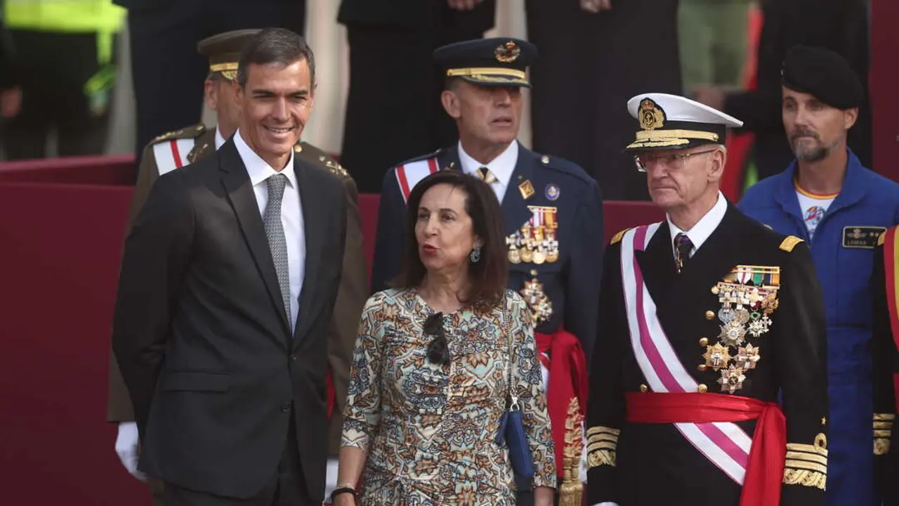 El presidente del Gobierno y secretario general del PSOE, Pedro S&aacute;nchez, y la ministra de Defensa, Margarita Robles, durante el desfile militar del 12 de octubre - Eduardo Parra / Europa Press