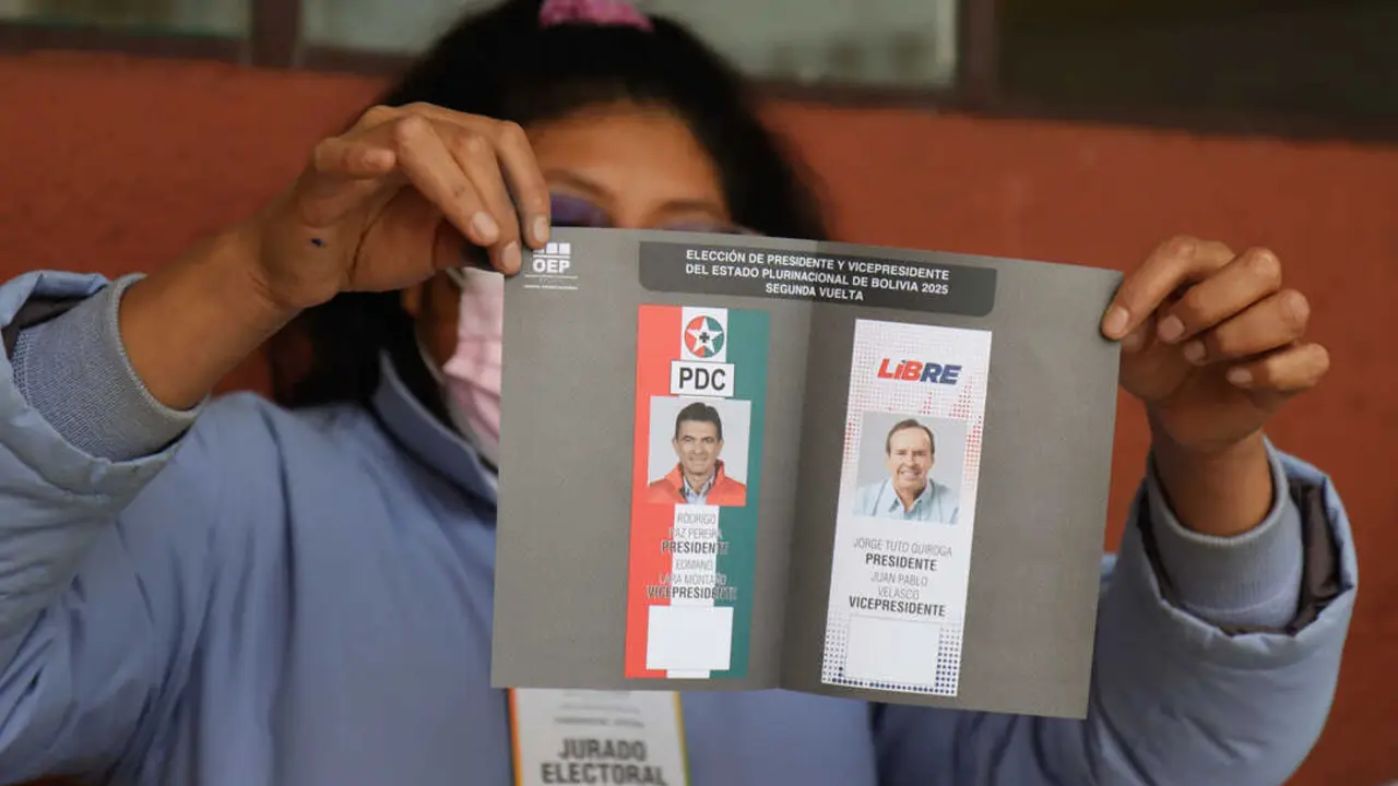 19 de octubre de 2025, La Paz, Bolivia: Una mujer muestra una papeleta sin marcar con los candidatos en la segunda vuelta de las elecciones presidenciales bolivianas.