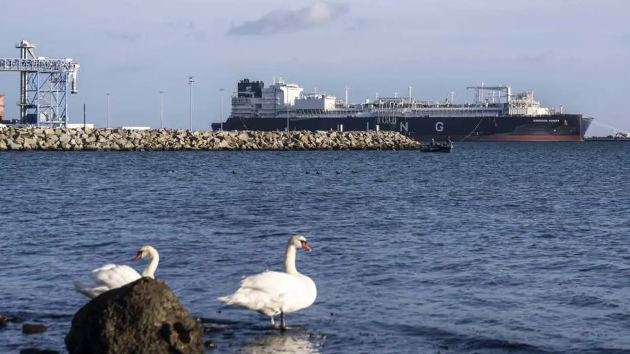 El buque Energos Power amarrado en el puerto de Mukran, en la isla de R&uuml;gen, en el mar B&aacute;ltico - J&uuml;rgen Schwenkenbecher / Imago / ContactoPhoto