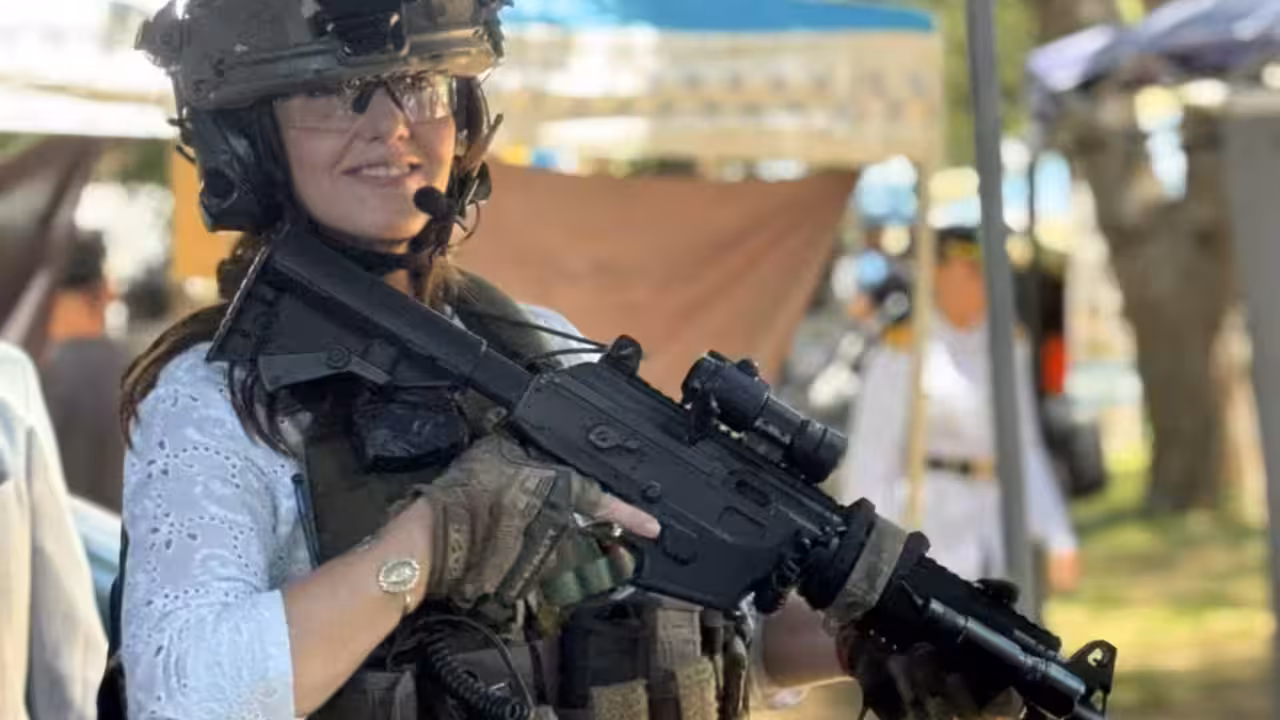 Victoria Villarruel, vicepresidenta de Argentina en la f&aacute;brica de armas ligeras Bersa el 9 de noviembre. Foto: 
IG/@VickyVillarruel