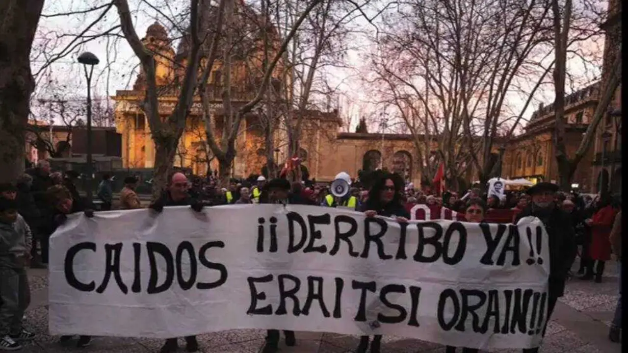 Manifestaci&oacute;n para exigir el derribo del Monumento de los Ca&iacute;dos en Pamplona (Navarra) - YouTube