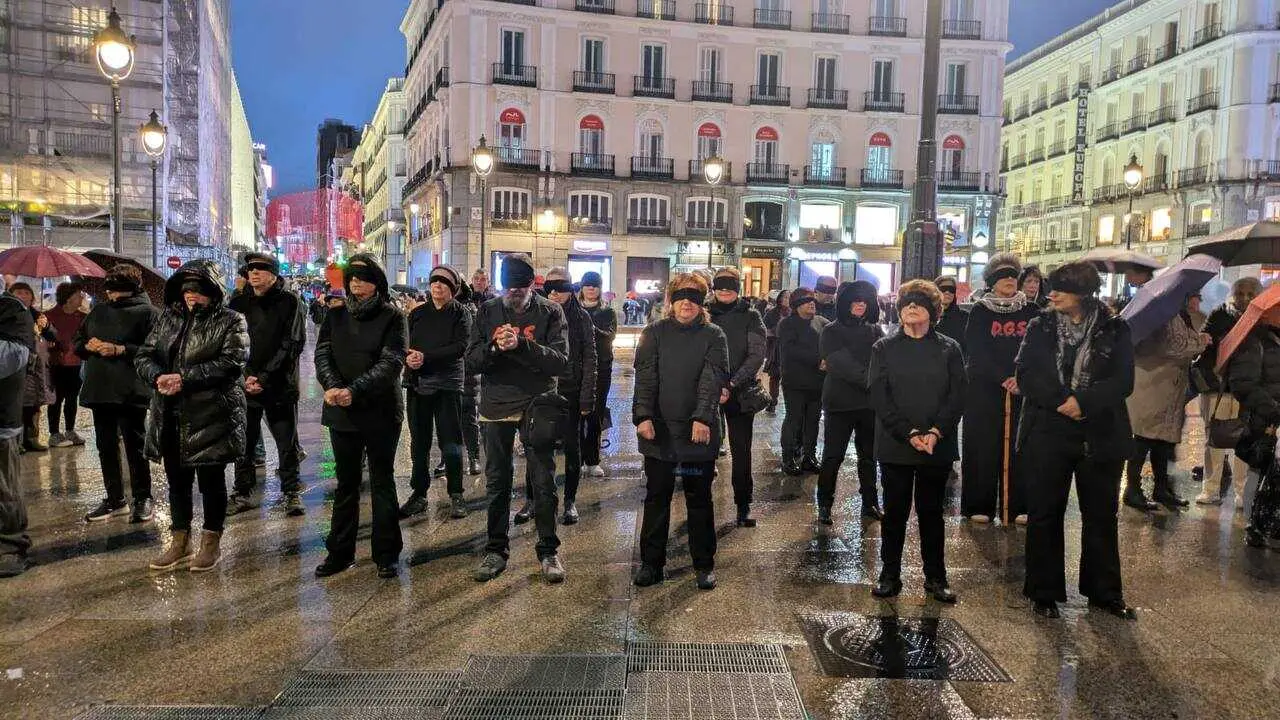 Concentraci&oacute;n frente al edificio de la Puerta del Sol que alberg&oacute; la Direcci&oacute;n General de Seguridad durante la dictadura franquista - &Aacute;rea de Memoria de Podemos