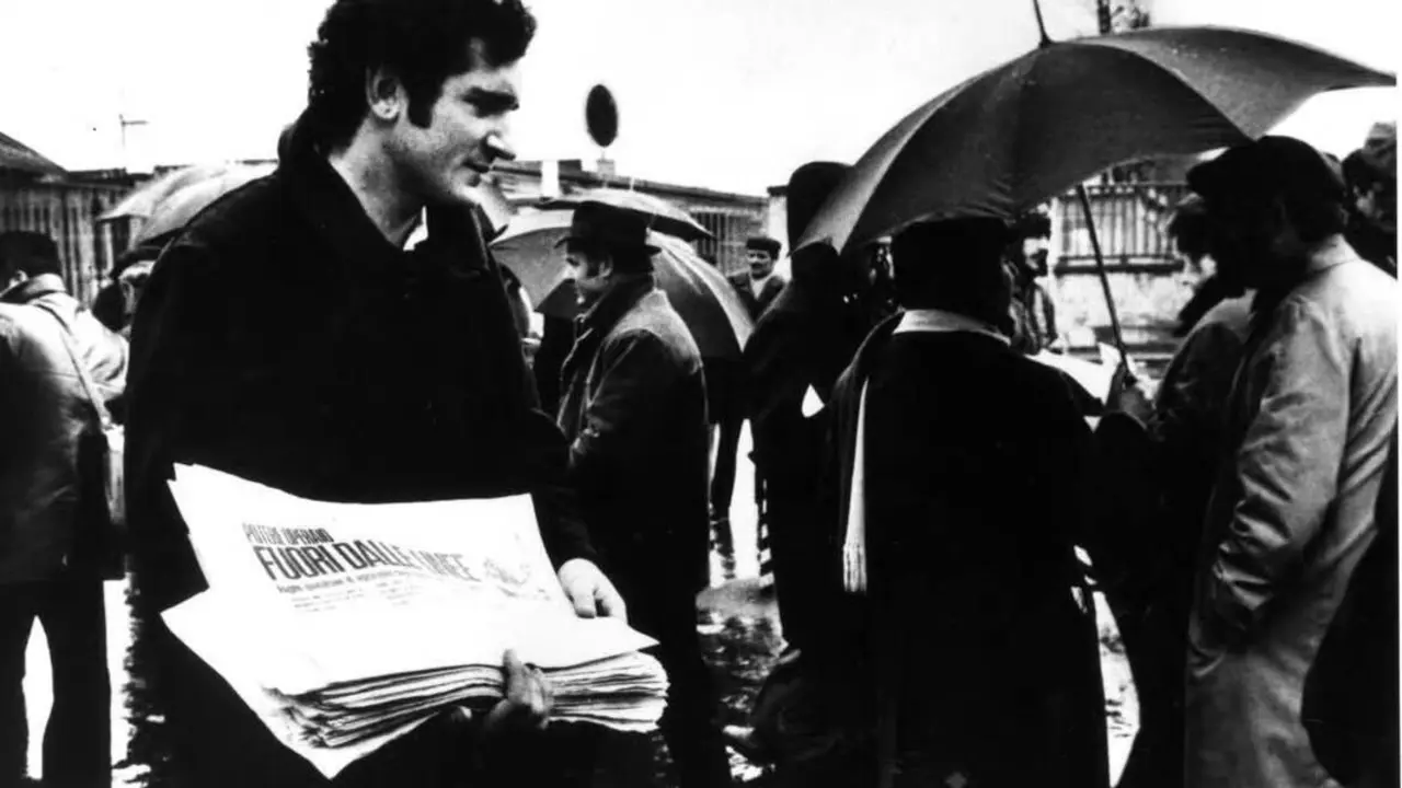 Paolo Virno distribuyendo el peri&oacute;dico Potere Operaio a principios de la d&eacute;cada de 1970
