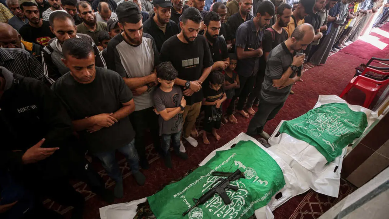 Lamento por la muerte de miembros de las Brigadas Qassam, el brazo armado de Ham&aacute;s, en la ciudad de Gaza, despu&eacute;s de que sus cuerpos fueran recuperados de entre los escombros tras el alto el fuego y la retirada de las fuerzas israel&iacute;es, 24 de octubre - Omar Ashtawy APA images