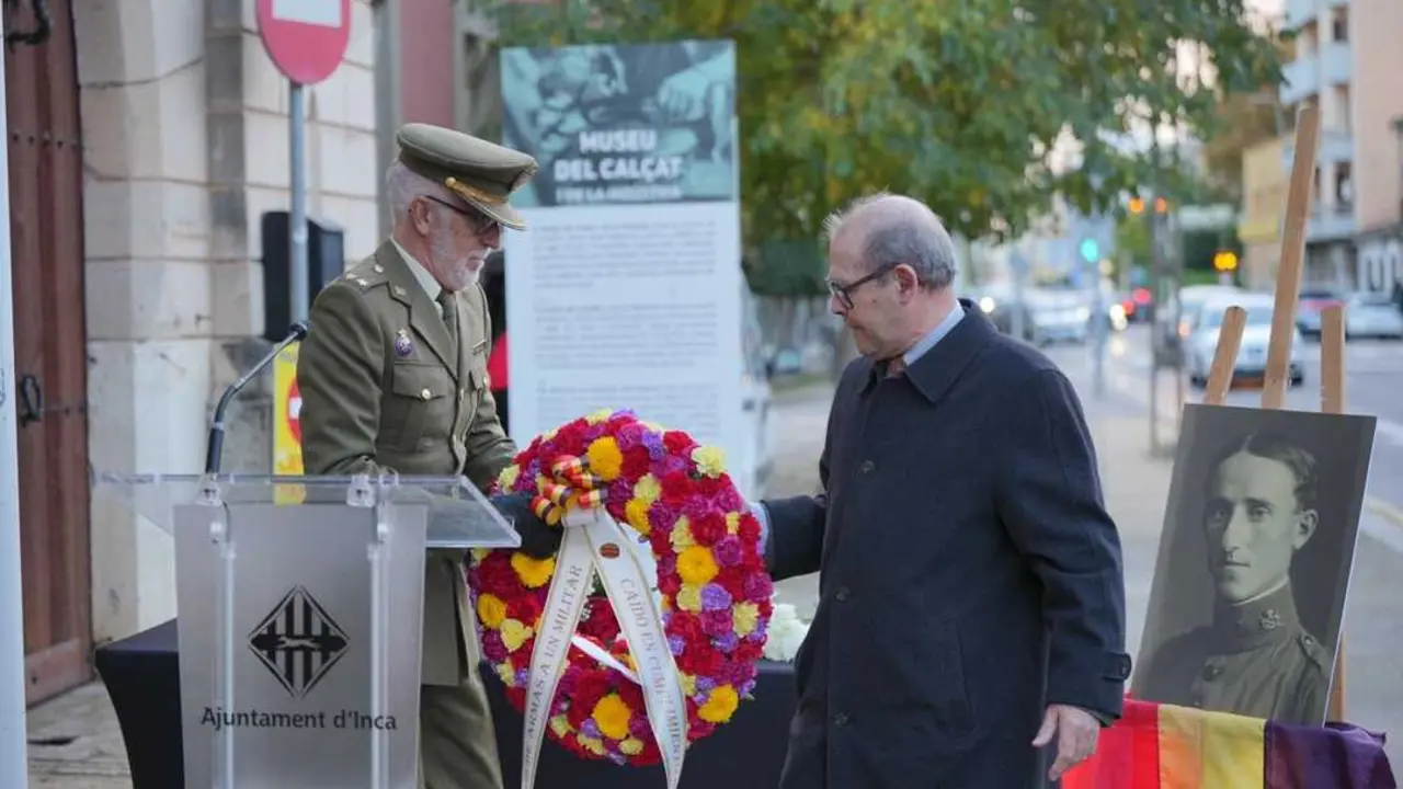 (i) Manuel Pardo de Donleb&uacute;n Montesino, capit&aacute;n de nav&iacute;o de la Armada y presidente de la AMMD, y Juan Antonio Gonz&aacute;lez Jim&eacute;nez, teniente de Infanter&iacute;a, Ej&eacute;rcito de Tierra