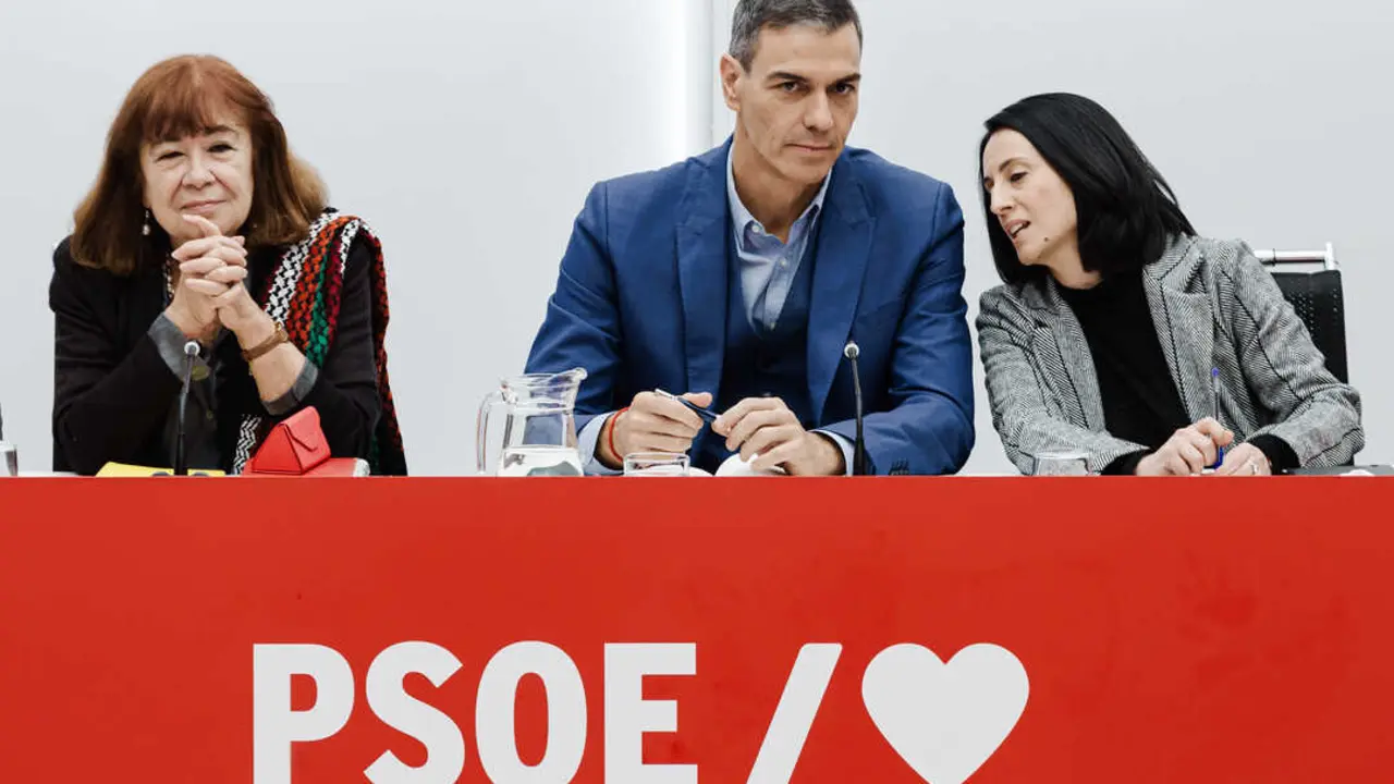 La presidenta del PSOE, Cristina Narbona, el presidente del Gobierno, Pedro S&aacute;nchez, y la Secretaria de Organizaci&oacute;n del PSOE, Rebeca Torr&oacute; - Carlos Luj&aacute;n / Europa Press
