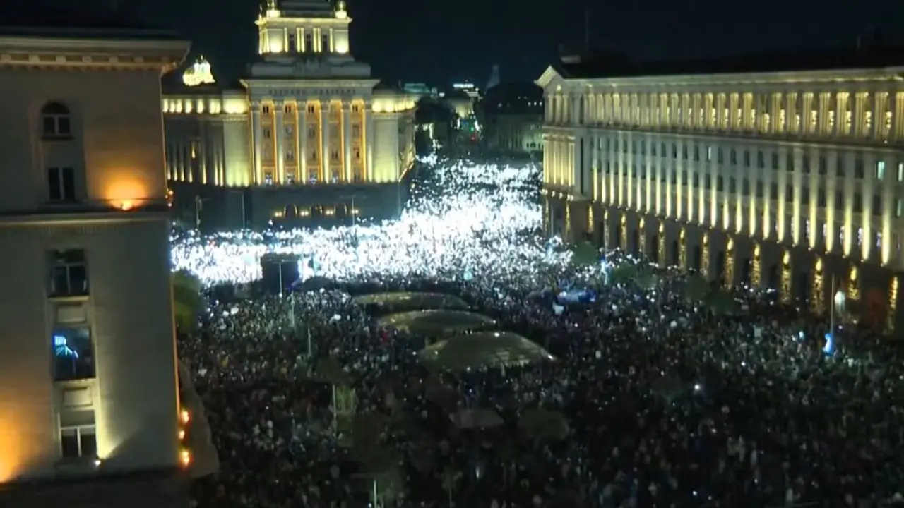 La 'GEN Z' pide elecciones anticipadas en Bulgaria - YouTube