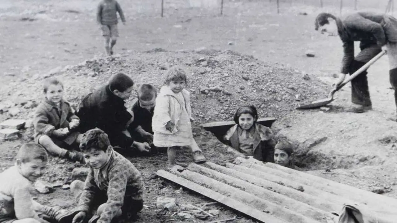 Ni&ntilde;os jugando entre los cr&aacute;teres de las bombas en Entrev&iacute;as (Madrid), 1936 - Redes sociales