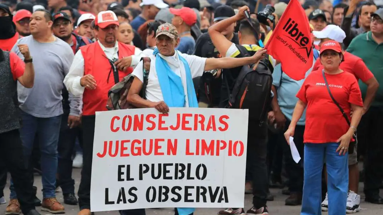 Protestas en Honduras por declaratoria electoral del CNE, sin terminar el conteo de votos. Diciembre 30, 2025. Foto: Cortes&iacute;a de Libre