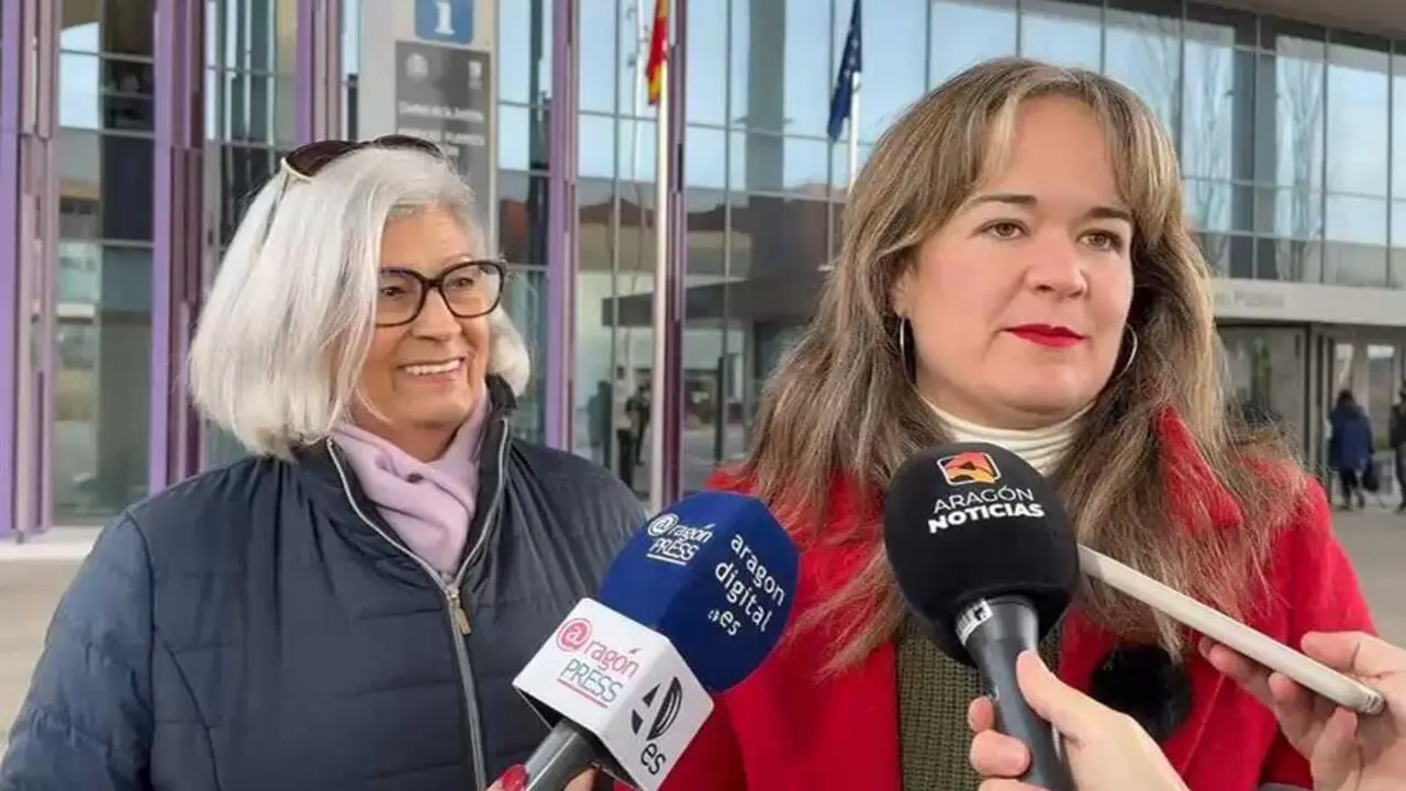 La candidata de Podemos -Alianza Verde a la Presidencia de Arag&oacute;n, Mar&iacute;a Goikoetxea (d), y la responsable de Memoria Democr&aacute;tica de la formaci&oacute;n morada, Pilar Gimeno, este lunes en la Ciudad de la Justicia -Podemos / Europa Press