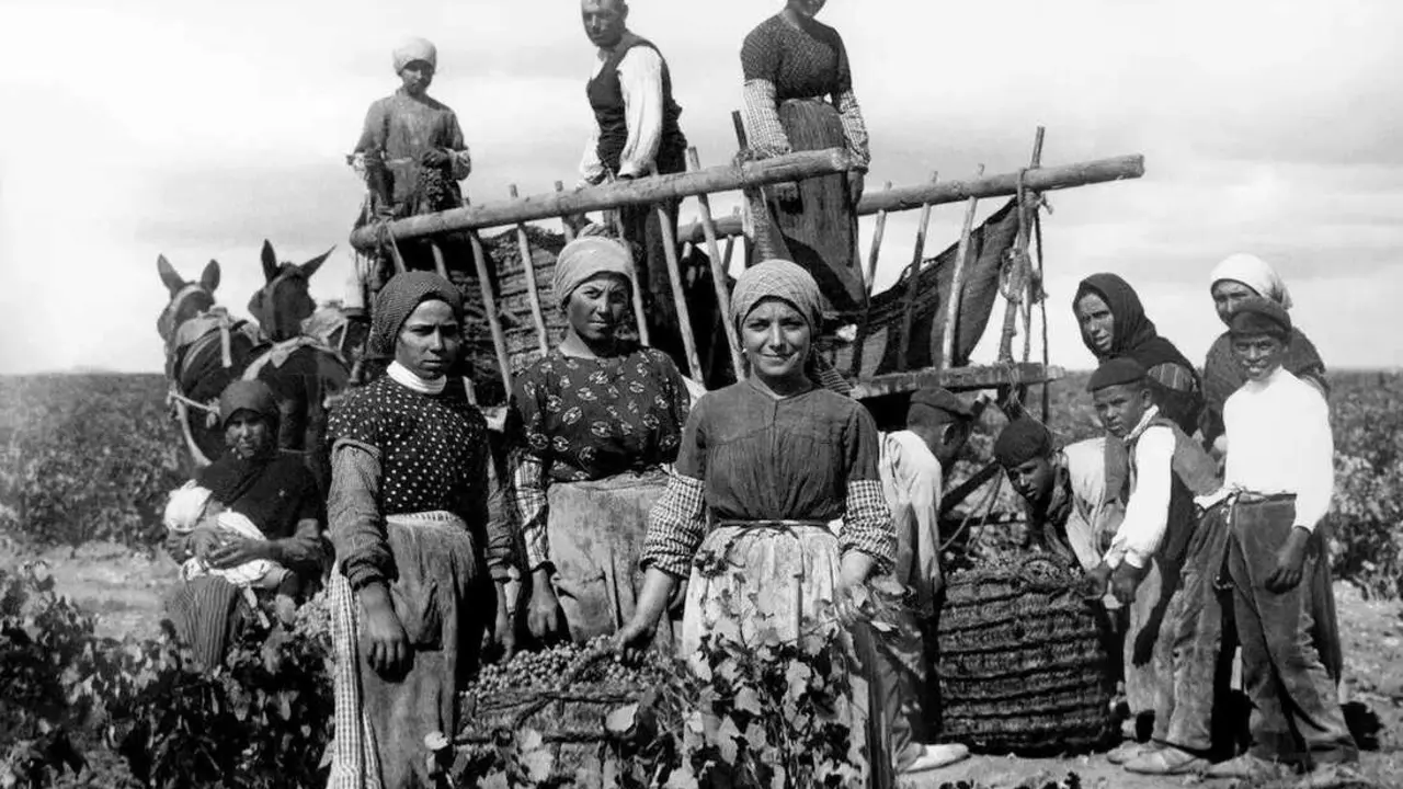 Mujeres rurales trabajando en el campo durante el franquismo - Redes sociales
