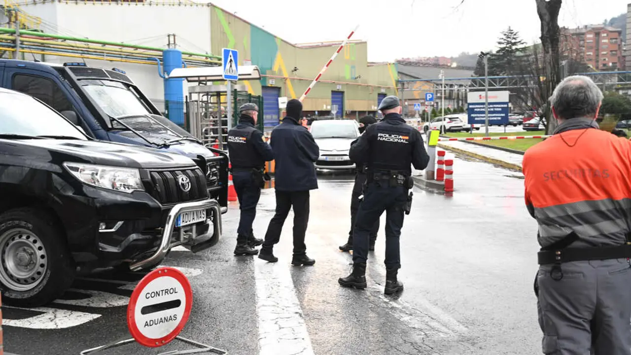 Agentes de la Polic&iacute;a Nacional a las afueras de la sede de Sidenor - David de Haro / Europa Press
