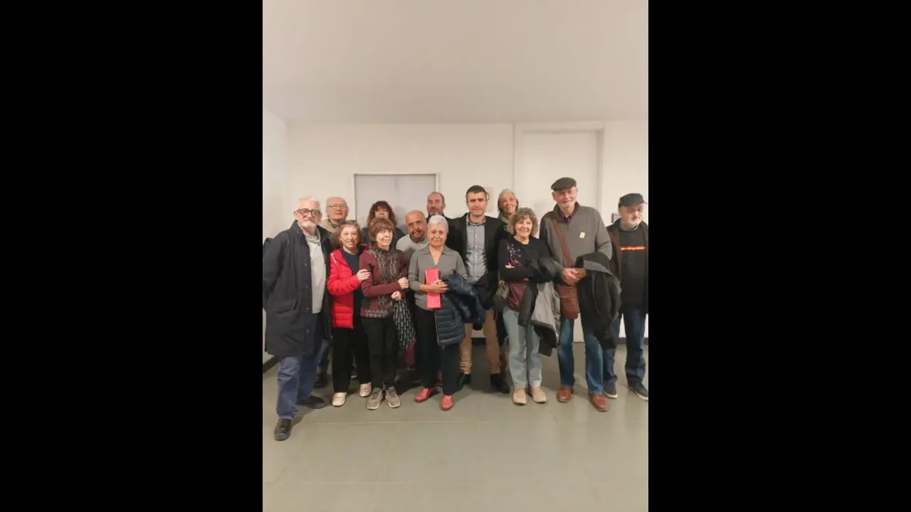 Carolina Mart&iacute;nez en el juzgados de Paterna, junto a miembros de diferentes asociaciones memorialistas y su abogado - Carolina Mart&iacute;nez