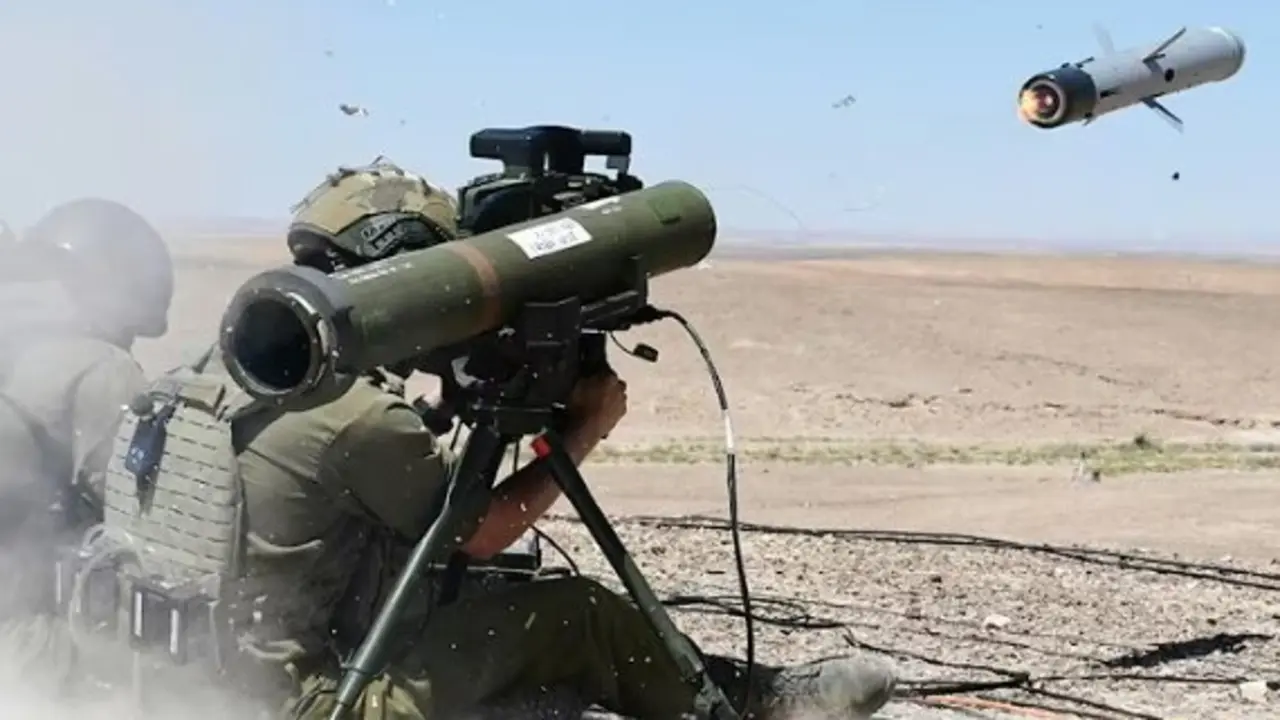 Lanzamiento de un misil antitanque MELLS desde un sistema port&aacute;til en un campo de pruebas - YouTube