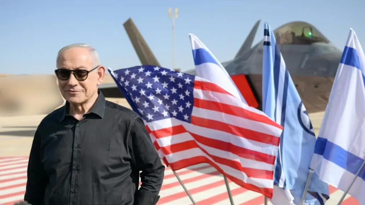 El primer ministro israel&iacute; y profugoEl primer ministro israel&iacute;, Benjamin Netanyahu, pr&oacute;fugo &laquo;por cr&iacute;menes contra la humanidad y cr&iacute;menes de guerra&raquo; de acuerdo con el Tribunal Penal Internacional, visita una base de la Fuerza A&eacute;rea Israel&iacute; en el sur de Israel para reunirse con pilotos israel&iacute;es y estadounidenses, que participan en la guerra contra Ir&aacute;n, 5 de marzo de 2026 - foto: x.com/IsraeliPM.