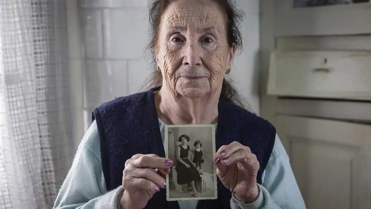 Jacqueline con una foto de ella de peque&ntilde;a y su madre Marina Argentina, asesinada en La Barranca - Robert Astorgano
