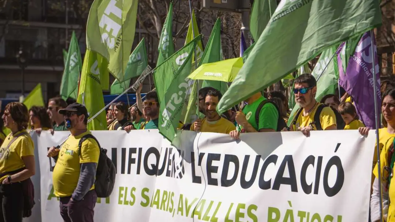 Manifestantes en ocasi&oacute;n de la huelga del sector de la educaci&oacute;n, el 20 de marzo en Barcelona - Armando Negro