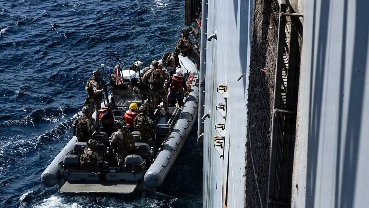 Marines estadounidenses de la 31.&ordf; Unidad Expedicionaria de la Infanter&iacute;a de Marina suben a bordo del M/V Blue Star III, un buque mercante sospechoso de intentar transitar hacia Ir&aacute;n infringiendo el bloqueo estadounidense de los puertos iran&iacute;es, 28 de abril de 2026. Las fuerzas estadounidenses liberaron el buque tras llevar a cabo un registro y confirmar que su traves&iacute;a no inclu&iacute;a ninguna escala en puertos iran&iacute;es - US Marine Corps photo.