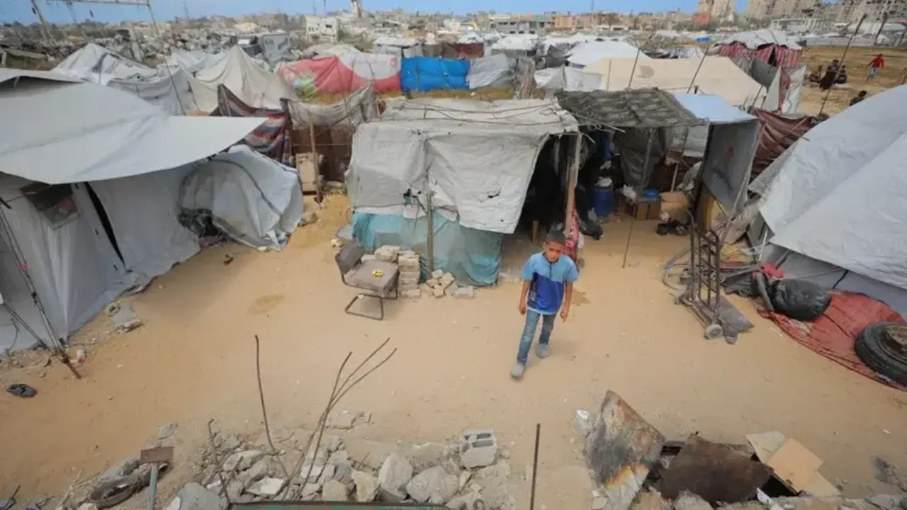 Los palestinos desplazados permanecen en tiendas de campa&ntilde;a destartaladas plantadas entre los escombros de los edificios destruidos en Deir al-Balah, en el centro de Gaza, por la guerra genocida israel&iacute;, 11 de mayo de 2026 - Hassan al-Jedi / APA Images.
Los palestinos desplazados permanecen en tiendas de campa&ntilde;a destartaladas plantadas entre los escombros de los edificios destruidos en Deir al-Balah, en el centro de Gaza, por la guerra genocida israel&iacute;, 11 de mayo de 2026 - Hassan al-Jedi / APA Images.