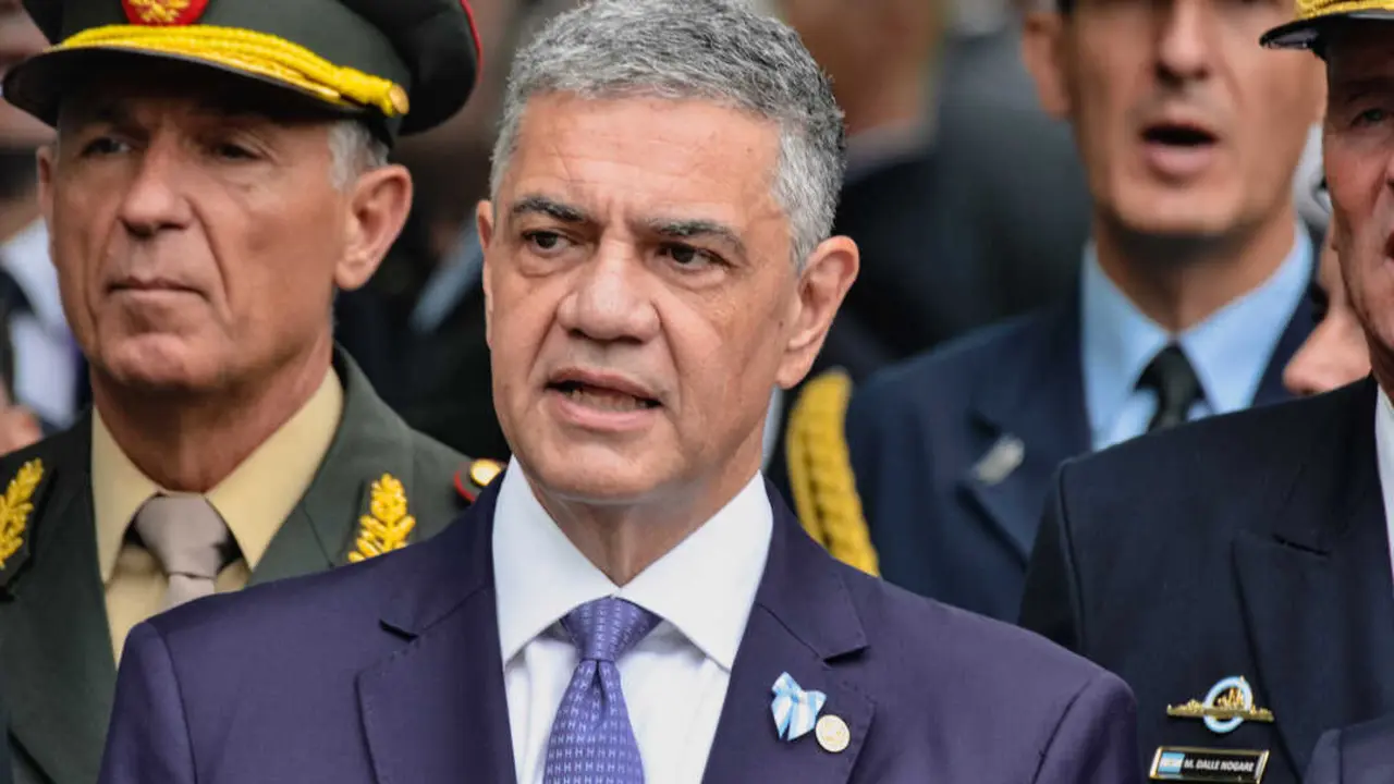 2 de abril de 2026, Merlo, Buenos Aires, Argentina: Javier Milei dirigi&oacute; la ceremonia principal conmemorativa de los Veteranos y Soldados Ca&iacute;dos de la Guerra de las Malvinas el 2 de abril en la Plaza San Mart&iacute;n (Retiro, Buenos Aires). Reafirm&oacute; la soberan&iacute;a argentina, rindi&oacute; homenaje a los ca&iacute;dos y anunci&oacute; un reconocimiento especial para los veteranos, con un discurso centrado en la ''nueva doctrina'' de las fuerzas armadas. El presidente Javier Milei estuvo acompa&ntilde;ado por el Secretario General de la Presidencia, Karina Milei, el alcalde de Buenos Aires, Jorge Macri, Patricia Bullrich, Luis Petri, Mart&iacute;n Menem y Manuel Adorni. La ceremonia tuvo lugar en el Cenotafio de los Ca&iacute;dos en las Malvinas, situado en la Plaza San Mart&iacute;n, en el barrio del Retiro de Buenos Aires. Cr&eacute;dito: Milagros Gonz&aacute;lez / Zuma Press / Europa Press