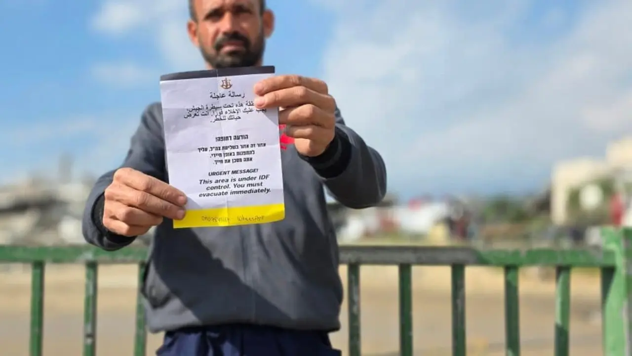 Las fuerzas genocidas israel&iacute;es derriban una casa cerca de la &laquo;L&iacute;nea Amarilla&raquo; y lanzan folletos para que los residentes abandonen el barrio de al-Raqab al-Gharbi, adyacente a la calle Salah al-Din en la localidad de Bani Suheila, al este de Jan Yunis, en el sur de la Franja de Gaza, 19 de enero de 2026 - Tariq Mohammad / APA Images.