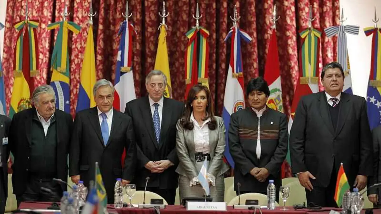 Presidentes de los miembros de la UNASUR posan ante Buenos Aires el 27.10.2010 Los presidentes de la Uni&oacute;n de Naciones Sudamericanas (UNASUR) posan ante una reuni&oacute;n extraordinaria en Buenos Aires el 1 de octubre de 2010. Los l&iacute;deres latinoamericanos condenaron los disturbios en Ecuador el jueves y mostraron su apoyo al presidente Rafael Correa mientras se enfrentaba a multitudes de polic&iacute;as que protestaban por los planes de austeridad. (de izquierda a derecha) Los asistentes son el presidente de Uruguay Jos&eacute; Mujica, el presidente de Chile Sebasti&aacute;n Pi&ntilde;era, el secretario general de UNASUR N&eacute;stor Kirchner, la presidenta argentina Cristina Fern&aacute;ndez de Kirchner, el presidente boliviano Evo Morales y el presidente peruano Alan Garc&iacute;a. REUTERS/Enrique Marcarian (ARGENTINA - Etiquetas: IM&Aacute;GENES POL&Iacute;TICAS DEL D&Iacute;A) REUTERS/ENRIQUE MARCARIAN
