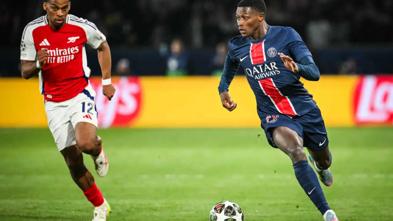 Jurrien Timber del Arsenal (i) y Nuno Mendes del PSG (d) durante el partido de la UEFA Champions League en 2025 - Matthieu Mirville / Zuma Press / Europa Press