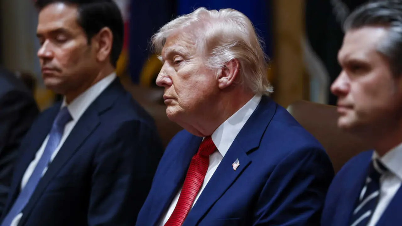 26 de marzo de 2026, Washington, D.C., EE. UU.: El presidente de los Estados Unidos, Donald J. Trump, junto al secretario de Estado de los Estados Unidos, Marco Rubio (izquierda), y el secretario de Guerra de los Estados Unidos, Pete Hegseth (derecha), durante una reuni&oacute;n de gabinete. Cr&eacute;dito: Will Oliver - Pool via CNP / Zuma Press / Europa Press