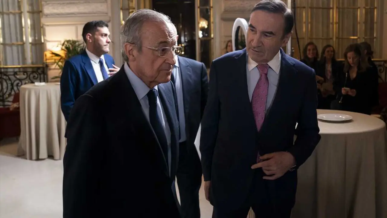 El presidente del Real Madrid Florentino P&eacute;rez y el director de El Espa&ntilde;ol Pedro J. Ram&iacute;rez - A. P&eacute;rez Meca / Europa Press